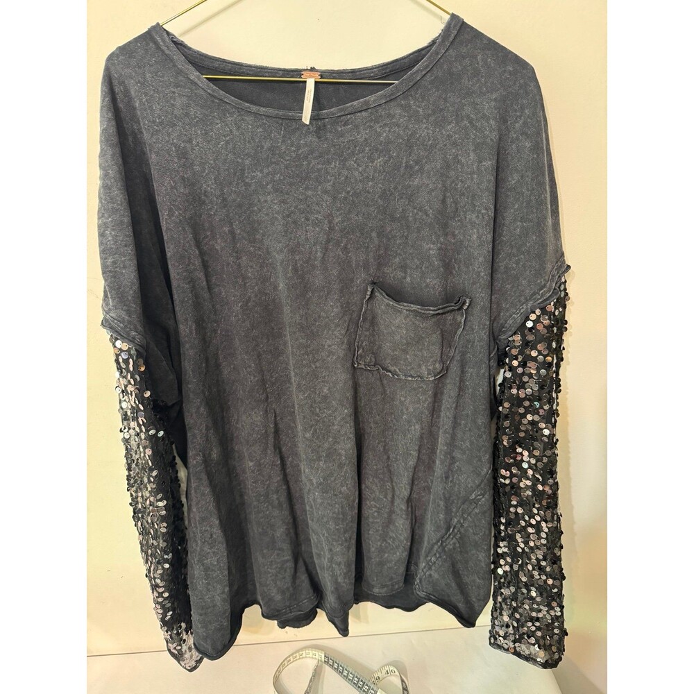 FREE PEOPLE CELINE TEE SEQUENCED EMBELLISHED SLEEVE TEE CHARCOAL LARGE